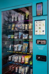 Całodobowy automat oferujący produkty pierwszej potrzeby 1 Całodobowy automat oferujący produkty pierwszej potrzeby