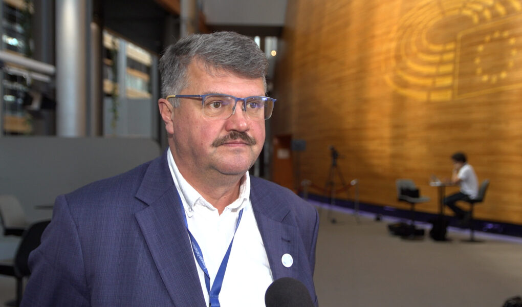 M. Wąsik: Napływ nielegalnych migrantów zagrożeniem dla granicy strefy Schengen. Potrzebne są walka z przemytnikami i twarda obrona granic