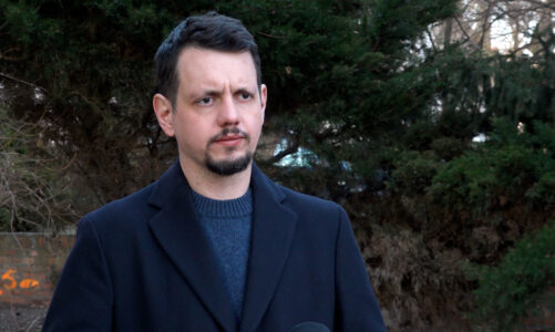 Napięcia geopolityczne podbijają emocje na rynku ropy, ale nie zakłócają dostaw. Przewidywana w 2026 r. nadpodaż ma utrzymywać niskie notowania